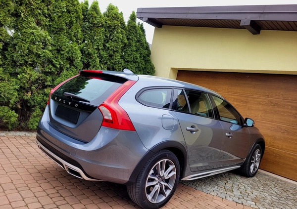 Volvo V60 Cross Country cena 68800 przebieg: 199000, rok produkcji 2017 z Opoczno małe 436